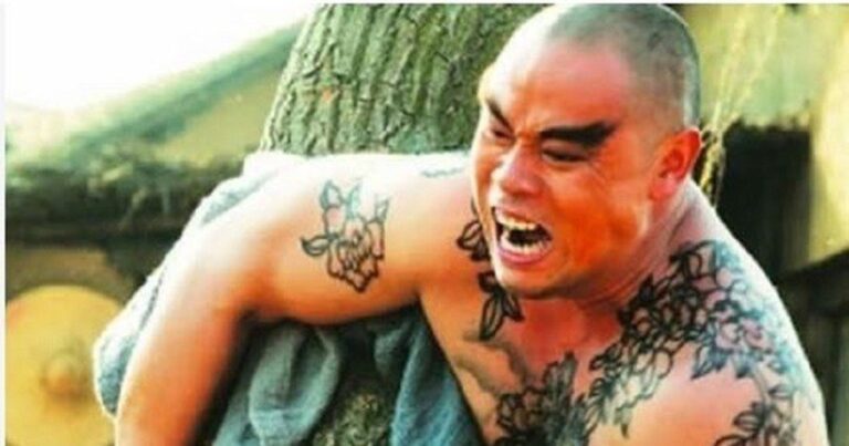 Hình xăm hoa mẫu đơn phủ trên lưng Lỗ Trí Thâm