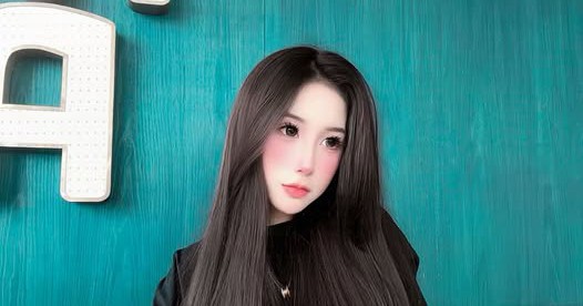 Tiểu Hý tạo dáng bên bãi biển trong trang phục tông vàng