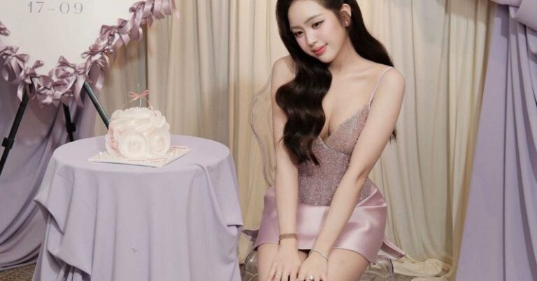 Lê Phương Anh tạo dáng bên bàn bánh trong không gian sinh nhật tông tím hồng