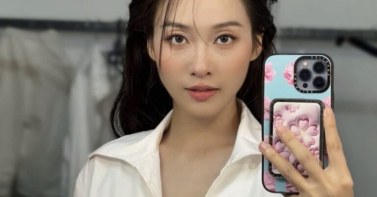 Khả Ngân chụp ảnh selfie với phong cách trang điểm tự nhiên