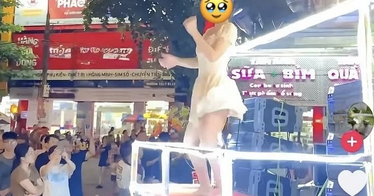 Đoàn xe mô hình trang trí đèn diễu hành trong đêm Trung thu