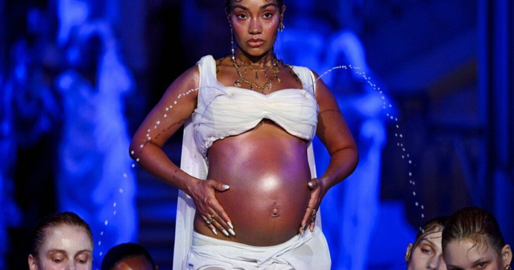 Leigh-Anne Pinnock mang thai trình diễn thiết kế màu trắng tại London Fashion Week