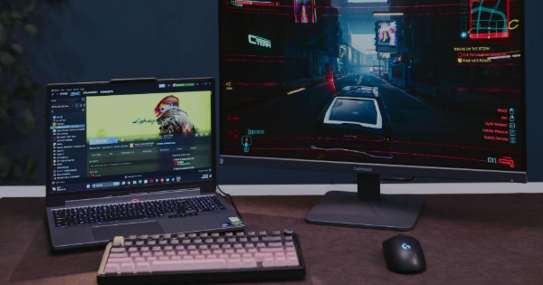 Laptop Lenovo LOQ 15IPH11 màu Lunar Grey với thiết kế gaming tối giản