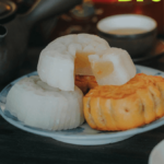 Hộp bánh Trung thu truyền thống với các loại bánh nướng và bánh dẻo