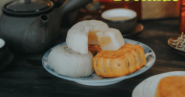 Hộp bánh Trung thu truyền thống với các loại bánh nướng và bánh dẻo