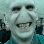 Voldemort xuất hiện với gương mặt biến dạng trong bối cảnh thế giới phù thủy