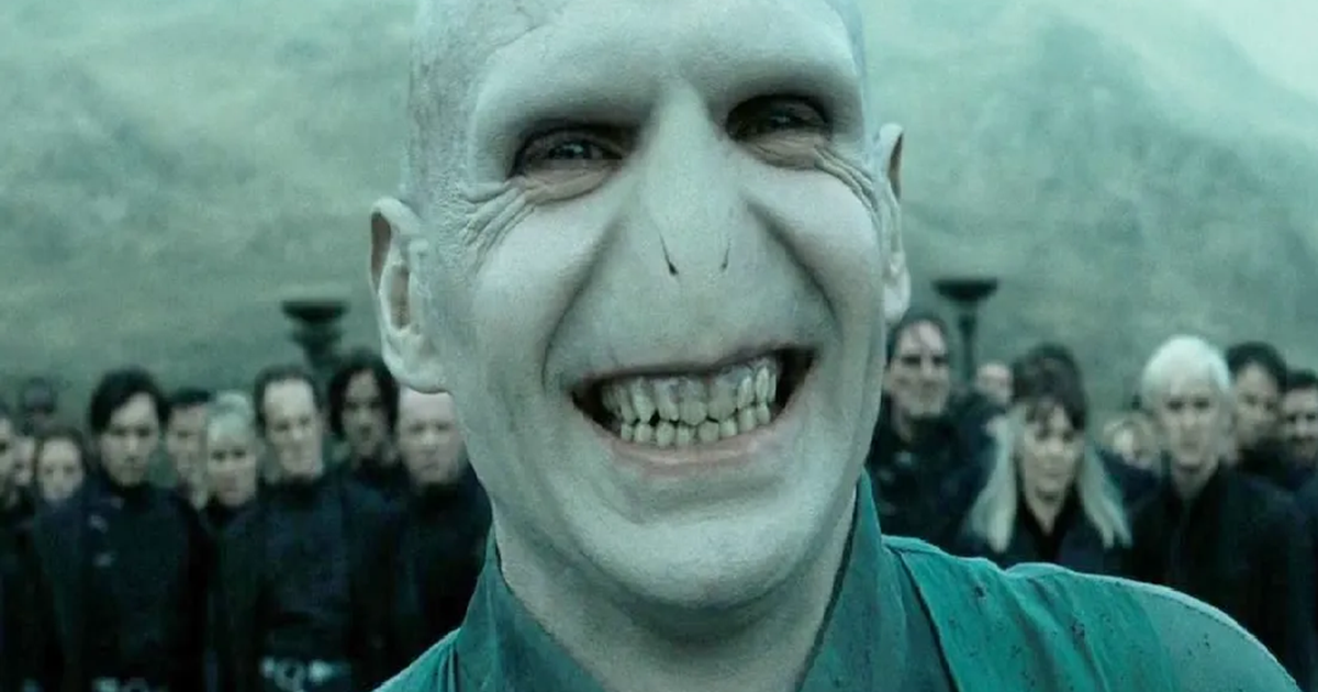 Voldemort xuất hiện với gương mặt biến dạng trong bối cảnh thế giới phù thủy