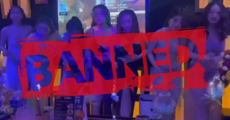 Nhóm cô gái cầm đèn lồng trong phòng karaoke