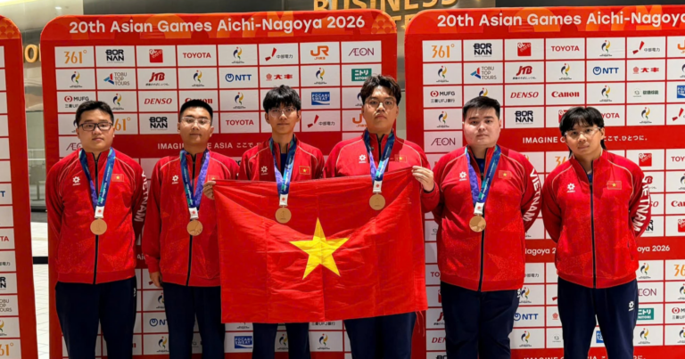 Các tuyển thủ và huấn luyện viên đội tuyển NARAKA: Bladepoint Việt Nam tại ASIAD 20