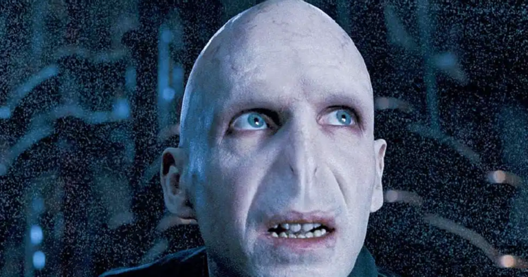 Cận cảnh gương mặt Voldemort với phần mũi biến thành hai khe hẹp