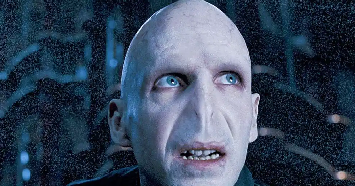 Cận cảnh gương mặt Voldemort với phần mũi biến thành hai khe hẹp