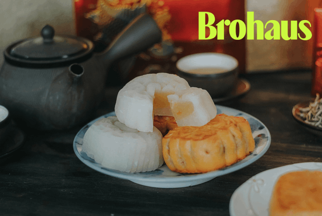 Các thành viên cùng thưởng thức bánh và trà trong dịp Trung thu