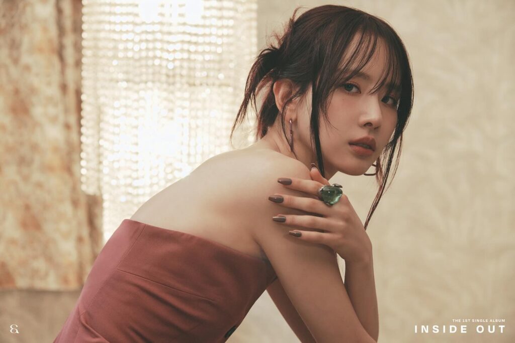 Nữ idol xuất hiện trong khung hình quảng bá cùng ánh đèn sân khấu