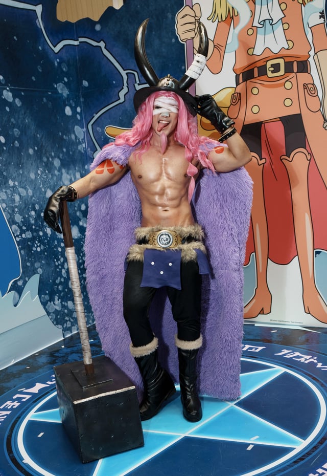 Cosplayer Loki vác chiếc búa chiến lớn trên vai