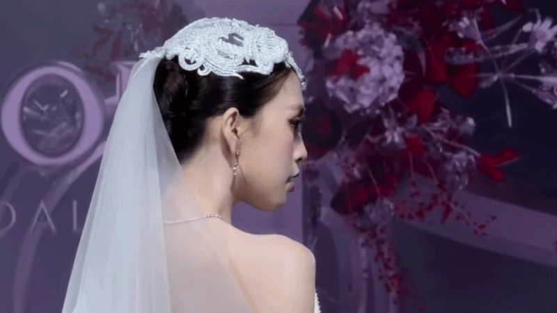 Hoa hậu Tiểu Vy nổi bật dưới ánh đèn sân khấu