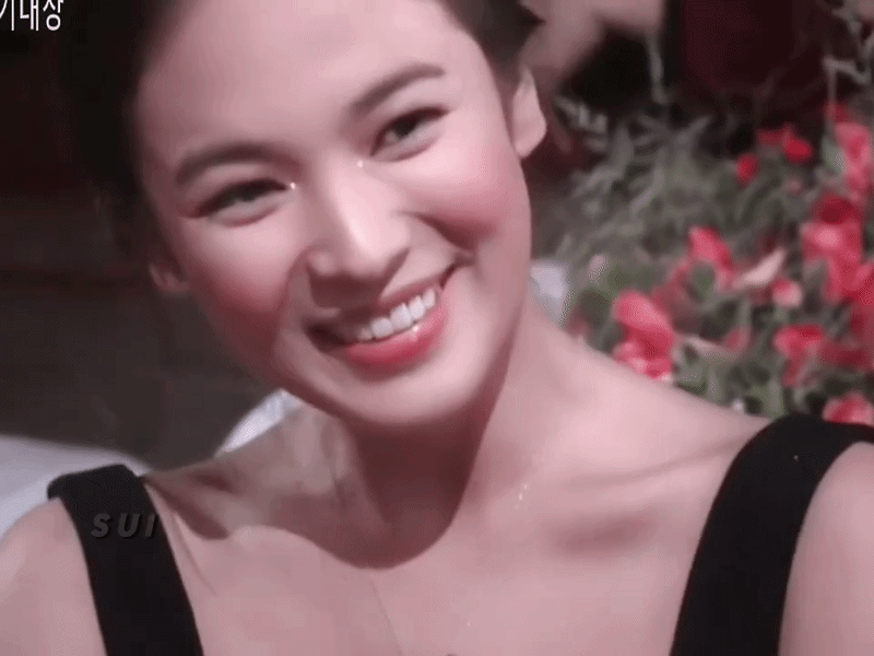 Song Hye Kyo tạo dáng trong một bức ảnh thời trang