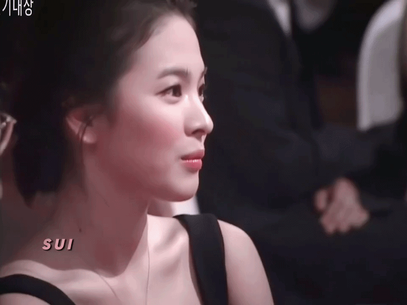 Song Hye Kyo mỉm cười trong khoảnh khắc tại sự kiện