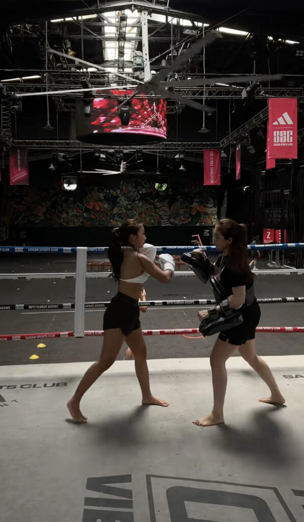 Hà My check-in tại phòng tập boxing và muay Thái