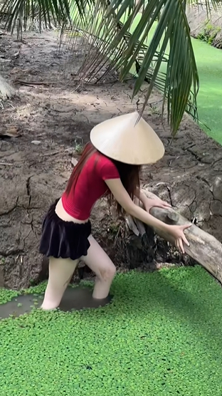 Cô gái trẻ nổi bật bên bờ nước trong video đời thường