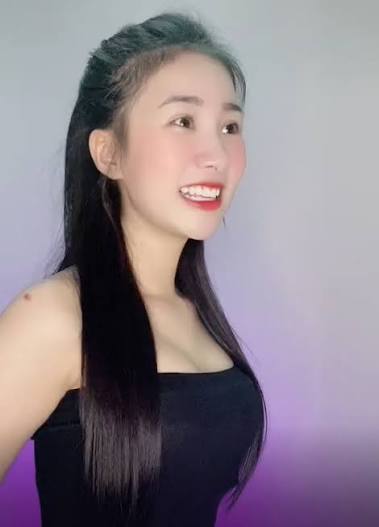 Cận cảnh diện mạo và kiểu tóc của Tiểu Hý trong bộ ảnh biển