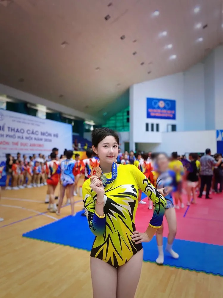 Phương My trong trang phục đời thường tông hồng nữ tính