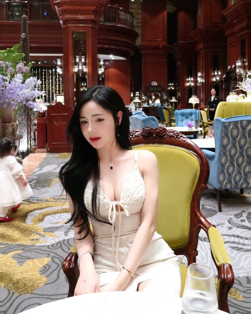 Jug mỉm cười trong bức ảnh chụp ngoài trời