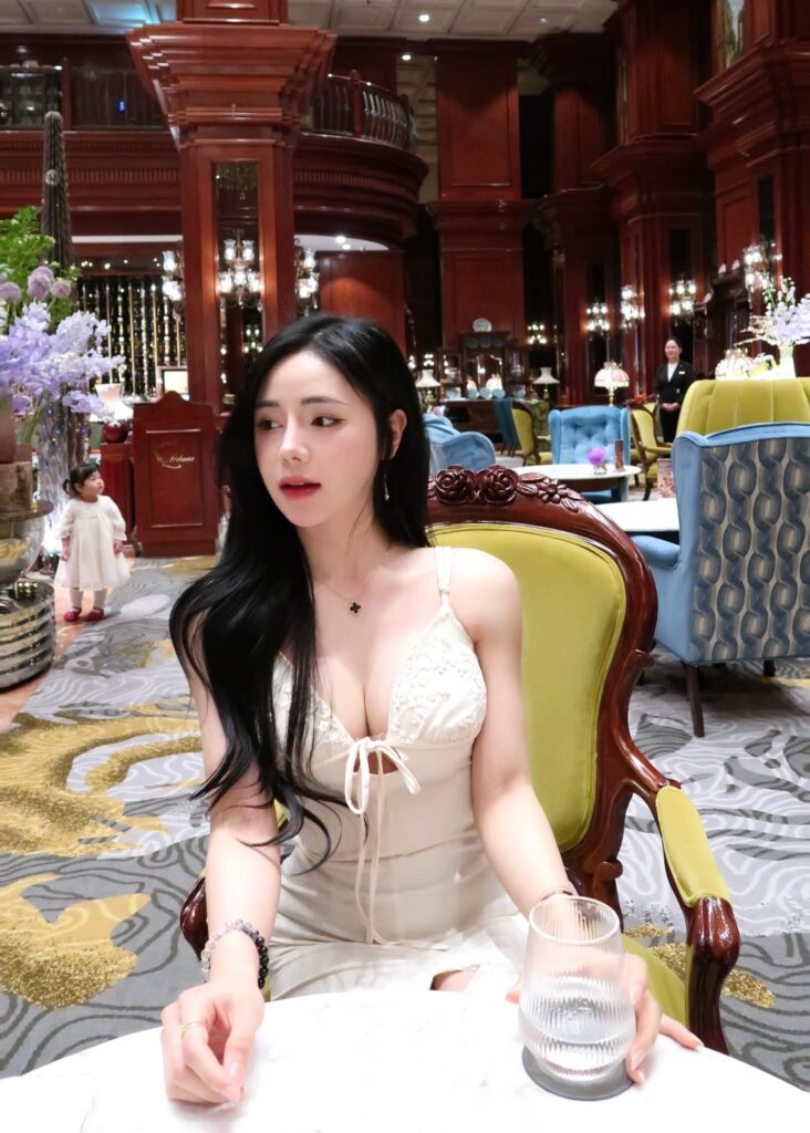 Jug khoe phong cách thời trang hiện đại qua loạt ảnh mới