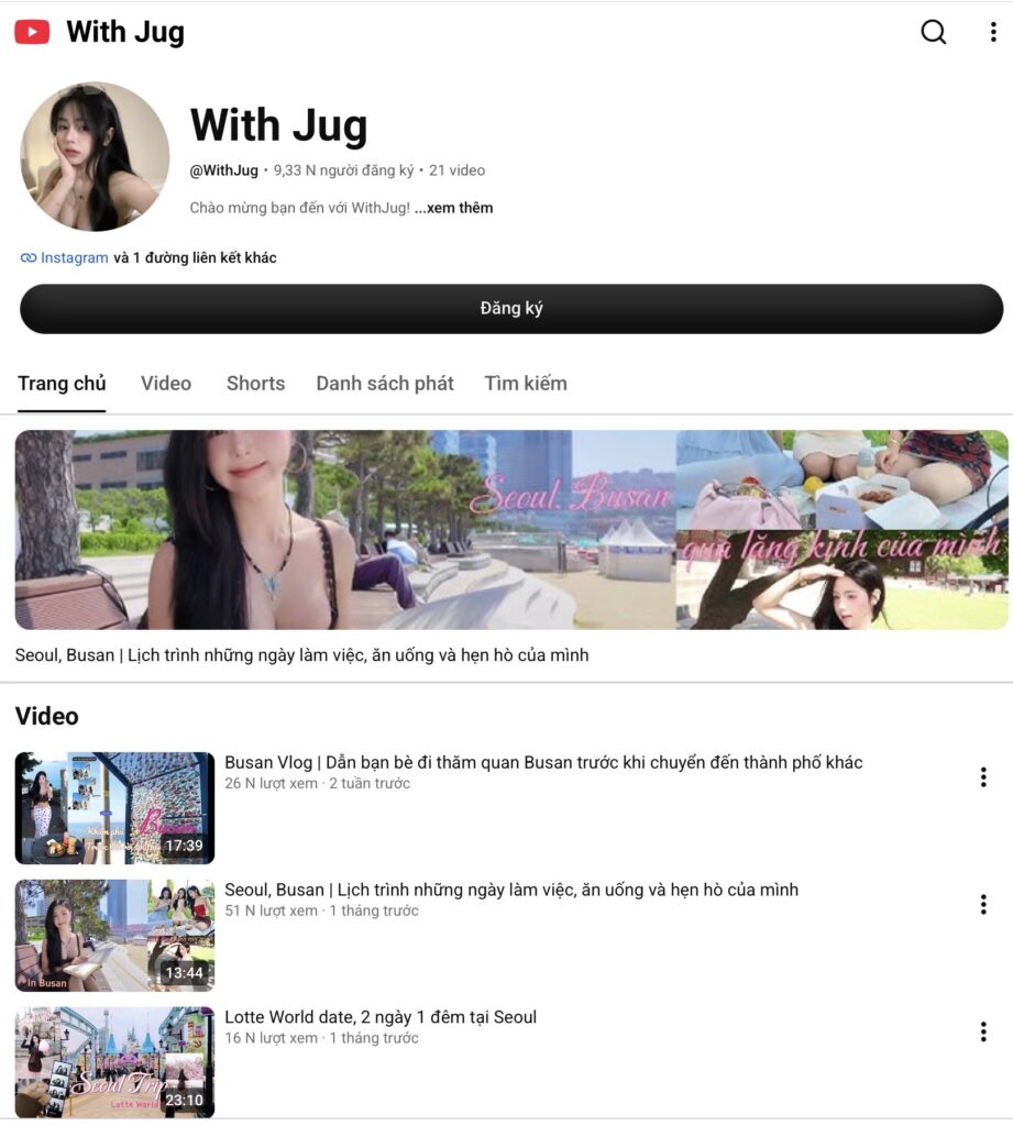 Jug tạo dáng bên biển dưới ánh nắng mùa hè