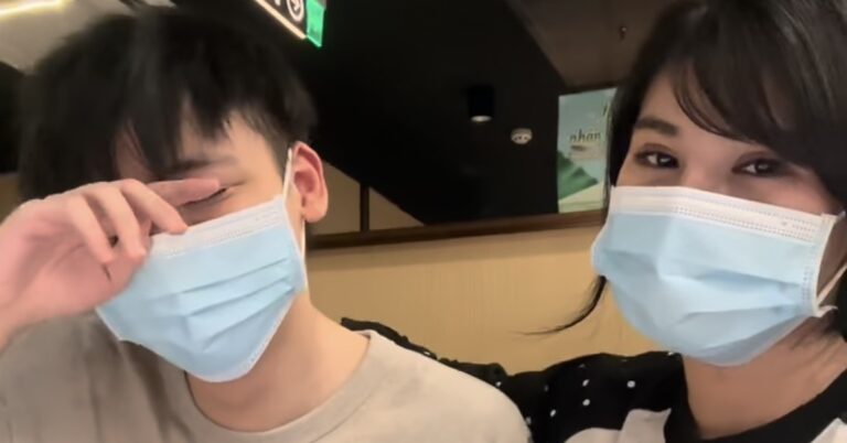 BirdLB và Kim Ngân ngồi cạnh nhau trên khán đài APL