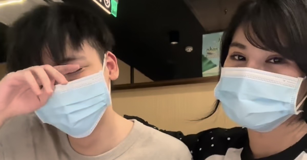 BirdLB và Kim Ngân ngồi cạnh nhau trên khán đài APL