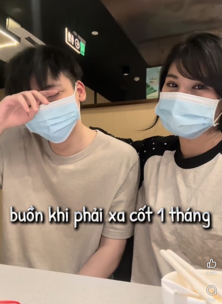 Khoảnh khắc cả hai trêu đùa trước máy quay