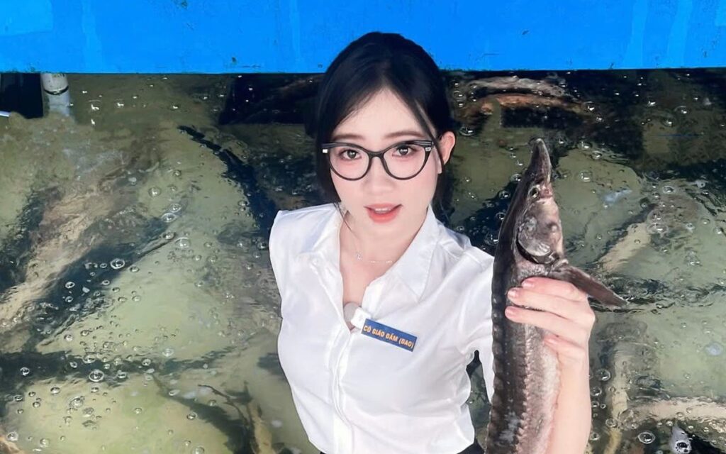 Cô Giáo Đầm trong trang phục công sở với áo sơ mi trắng và chân váy tối màu