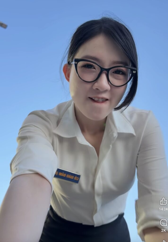 Cô Giáo Đầm ngồi bán ốc gai giữa khu chợ hải sản