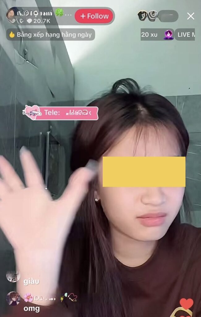 Người trẻ sử dụng điện thoại để xem nội dung trực tuyến