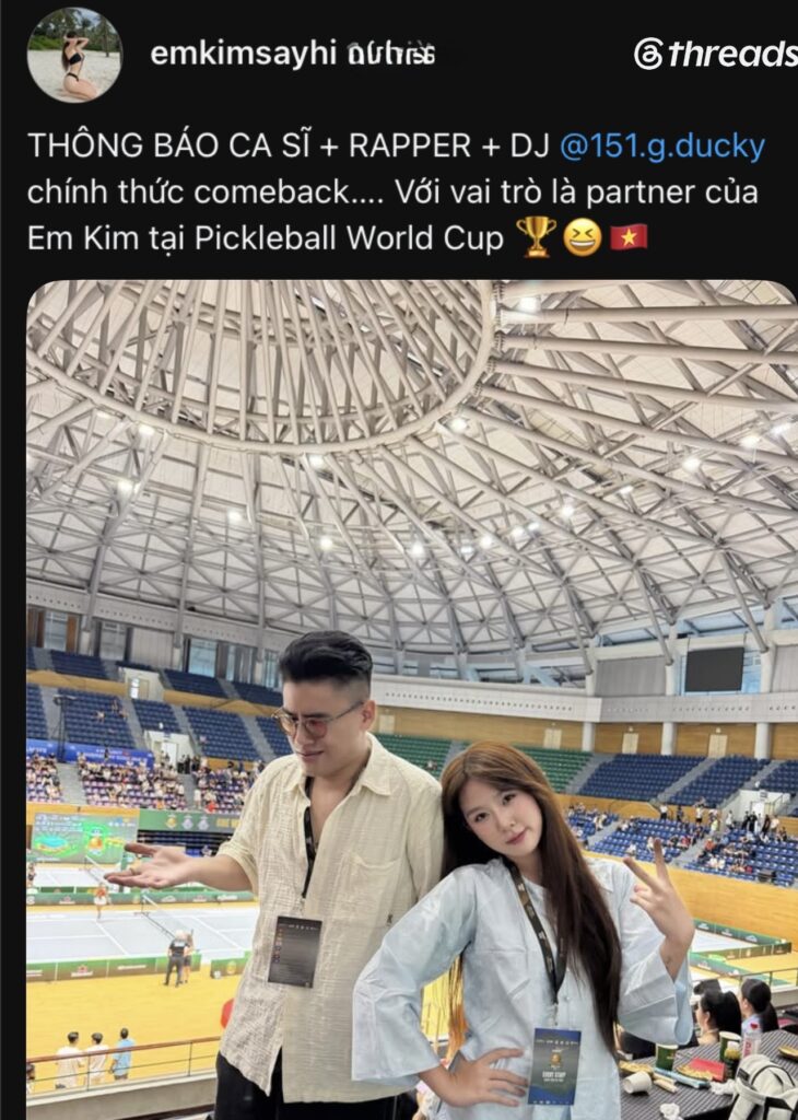 Nàng Kim trong trang phục thể thao tại sân Pickleball