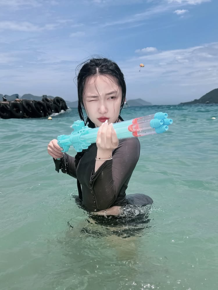 Hình ảnh người phụ nữ mặc áo sơ mi trong đoạn clip bán nước hoa