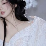 Vicky Thiên Trần tạo dáng trong bộ trang phục cosplay tông màu trầm