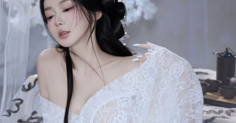 Vicky Thiên Trần tạo dáng trong bộ trang phục cosplay tông màu trầm