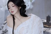 Nhân vật nữ xuất hiện trong trang phục ngắn giữa khung cảnh thiên nhiên