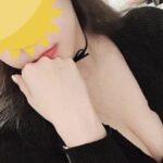 Chàng trai trẻ trò chuyện với bạn gái qua điện thoại