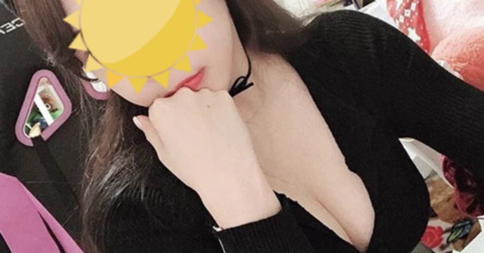Chàng trai trẻ trò chuyện với bạn gái qua điện thoại