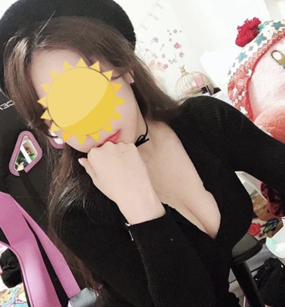 Người giao hàng trao món đồ cho người nhận trước cửa nhà