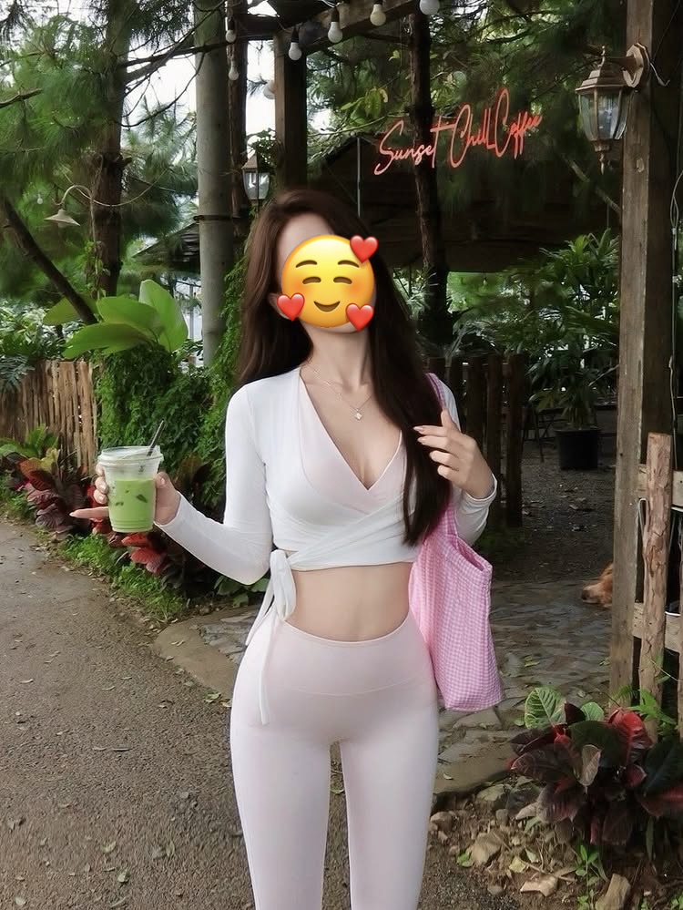 Cô gái tạo dáng bên bàn cà phê trong bối cảnh trời mưa