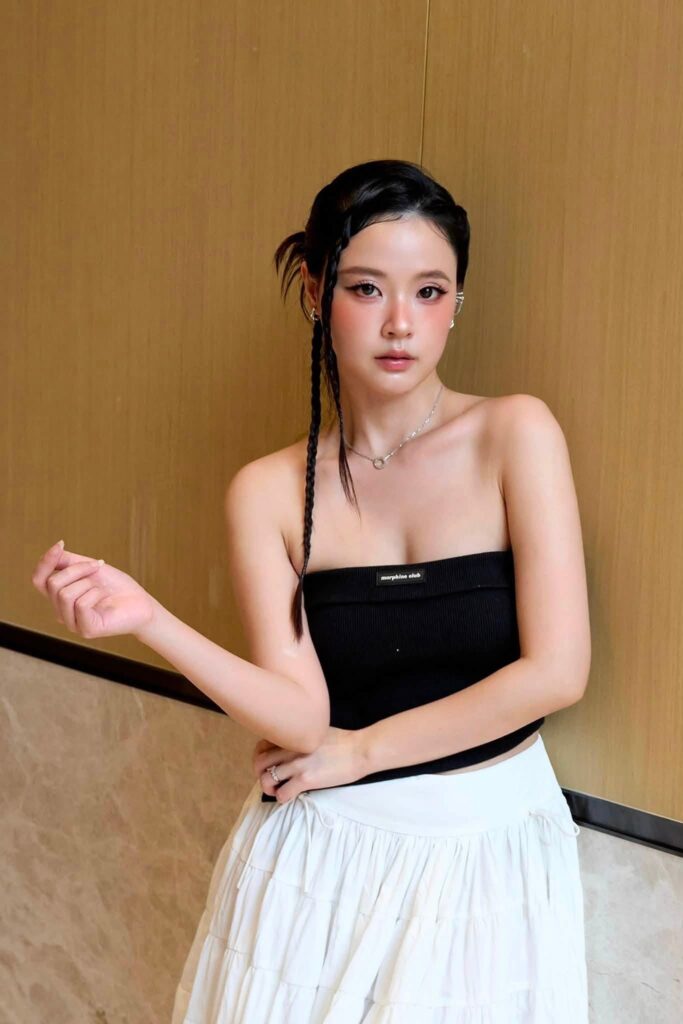 Midu đeo vòng cổ nhỏ và phụ kiện dạng chuỗi ở vành tai