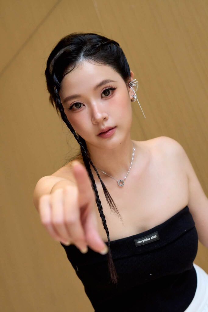 Midu thể hiện thần thái trẻ trung trong tạo hình Y2K