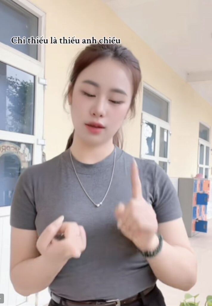 Cô giáo tương tác với người xem qua động tác thả tim