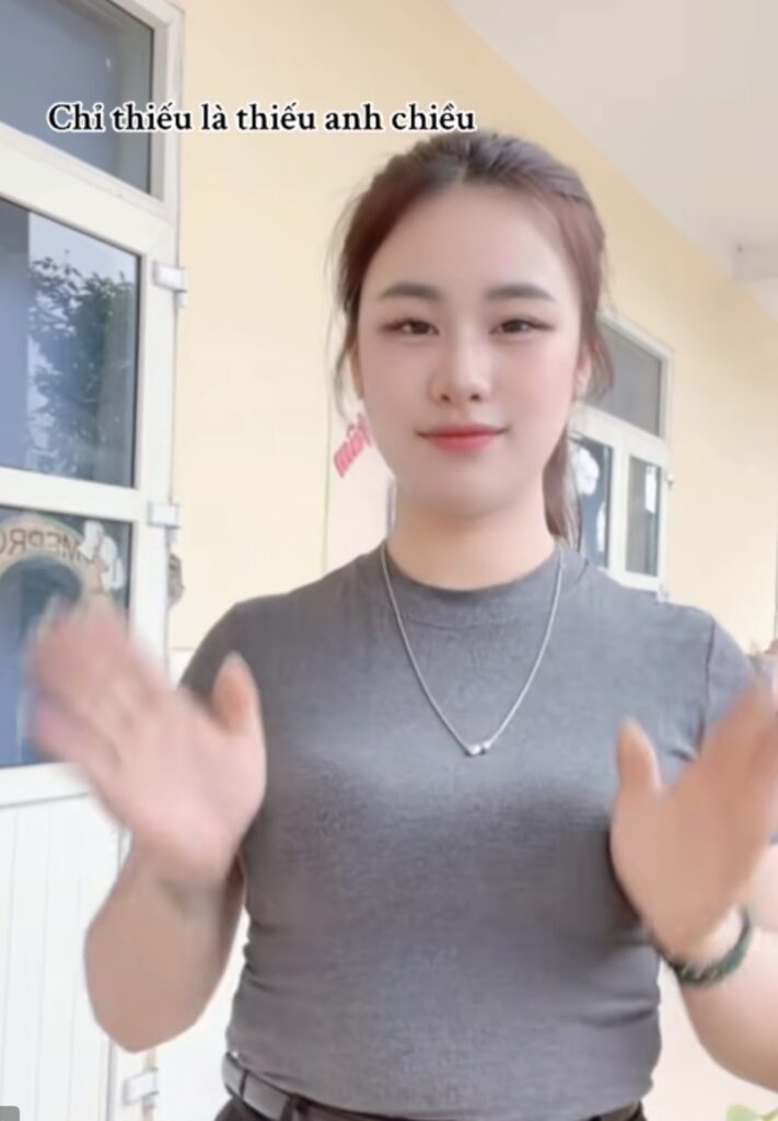 Cô giáo gửi nụ hôn gió về phía camera