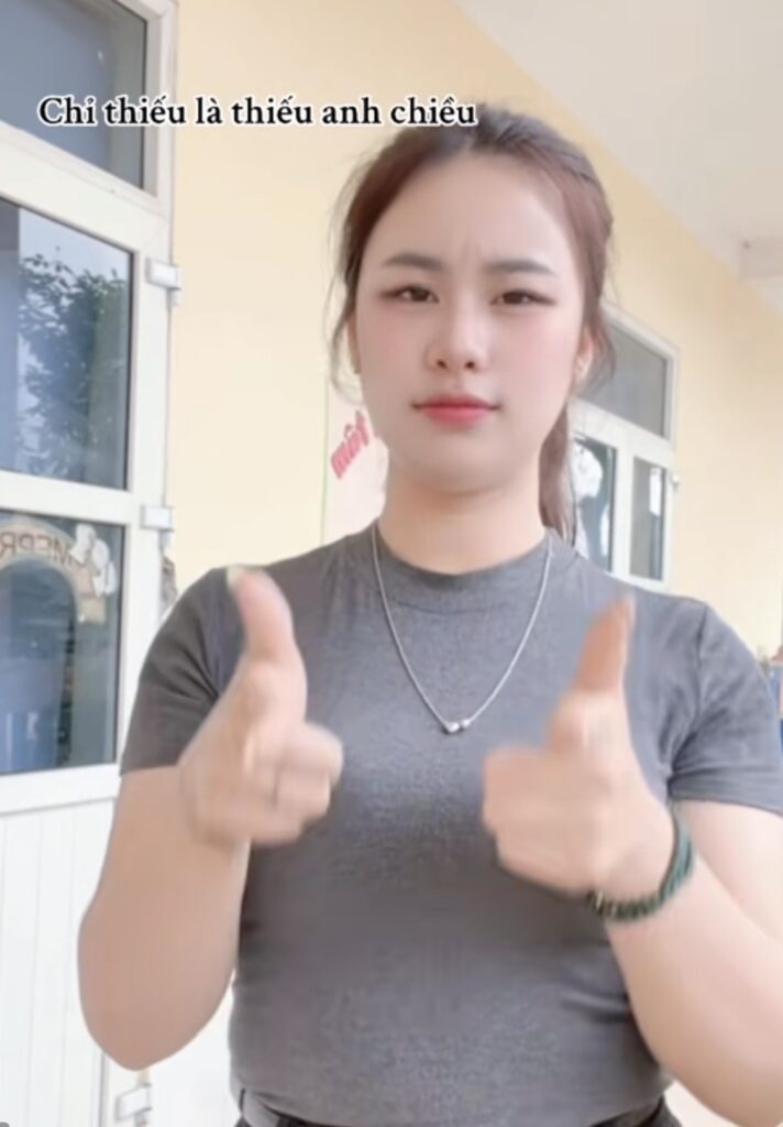 Cô giáo mầm non buộc tóc gọn gàng và mỉm cười