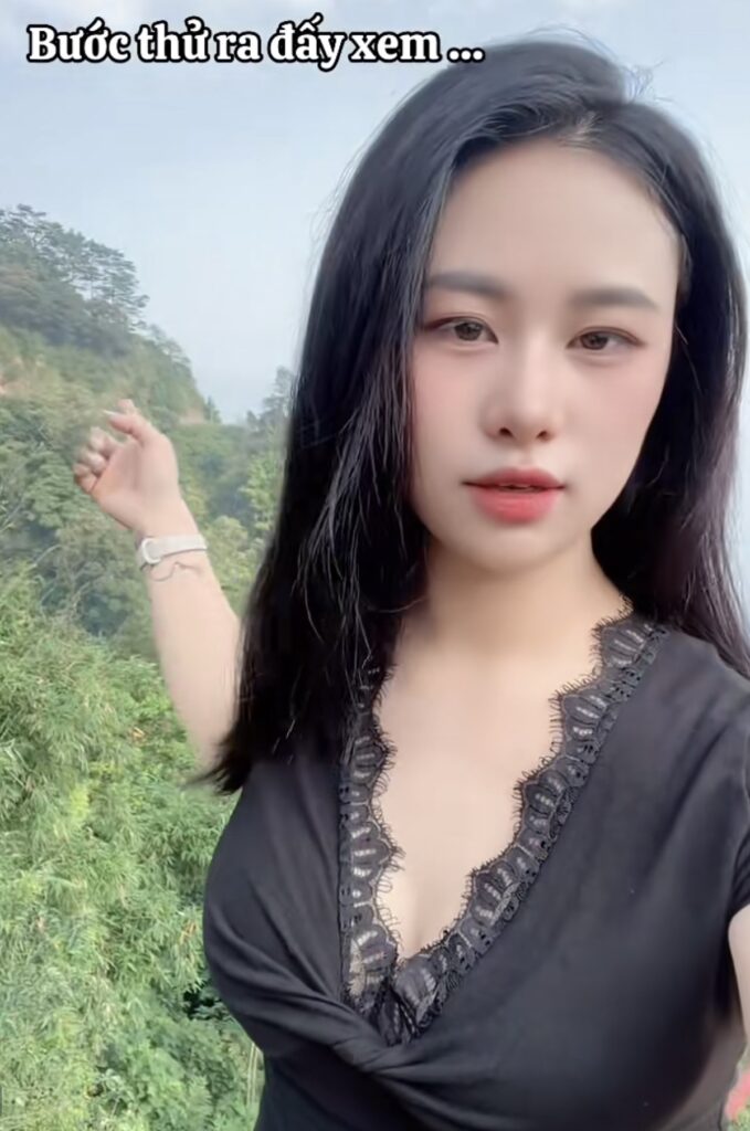 Cô giáo xuất hiện trong trang phục nữ tính khi đi chơi