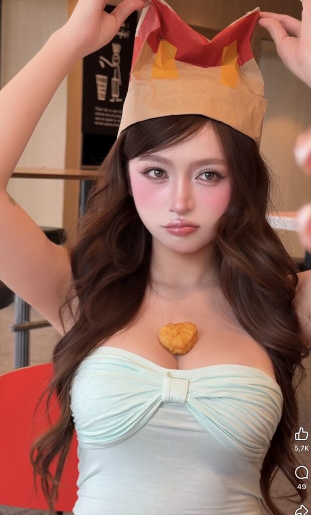 Hồng Linh khoe loạt biểu cảm trong màn biến tấu McKitty